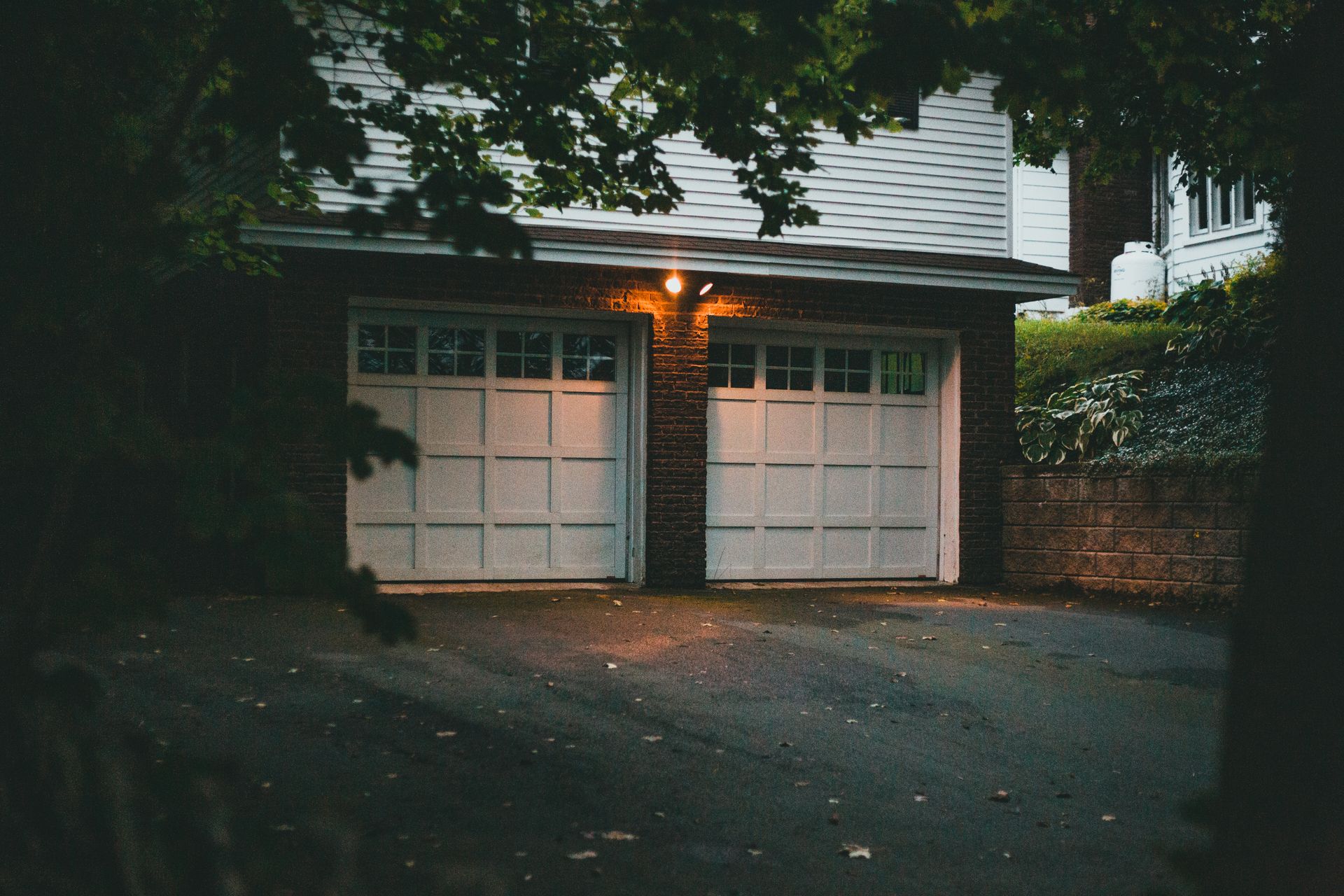 Maison avec porte de garage en fin de journée