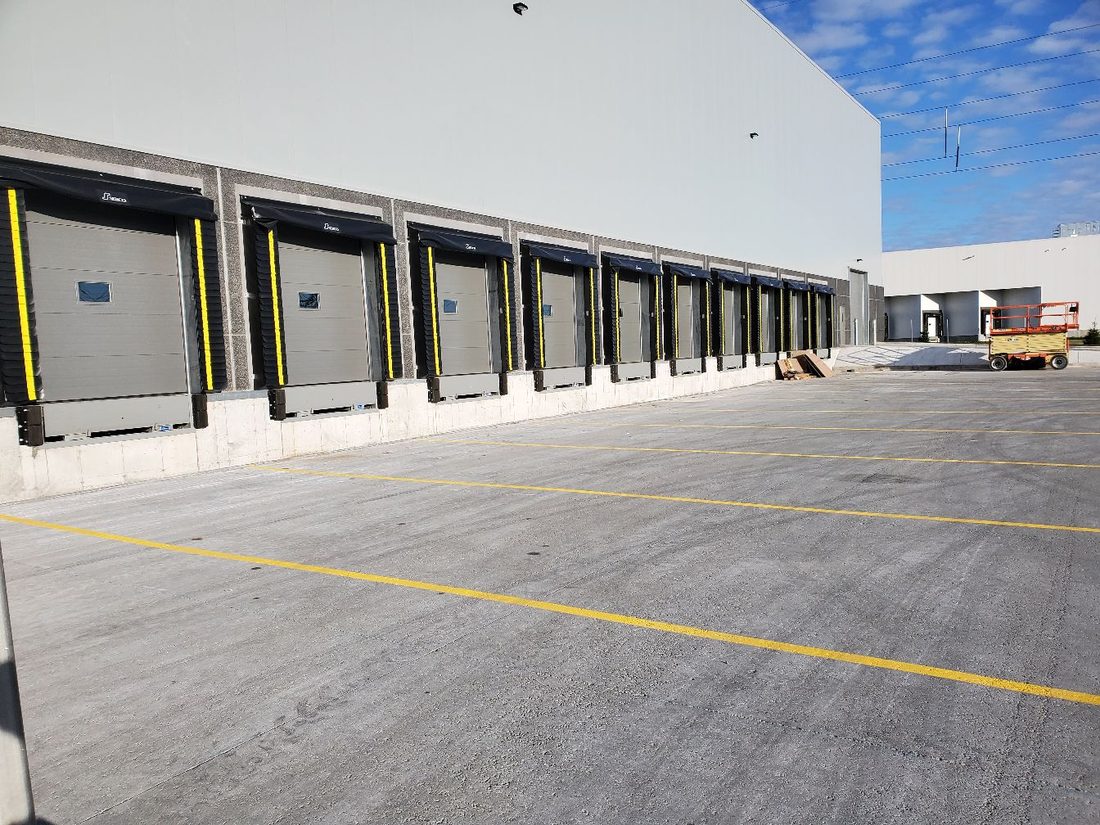 Rangée de portes de quai Garaga G-5200 à Beauharnois