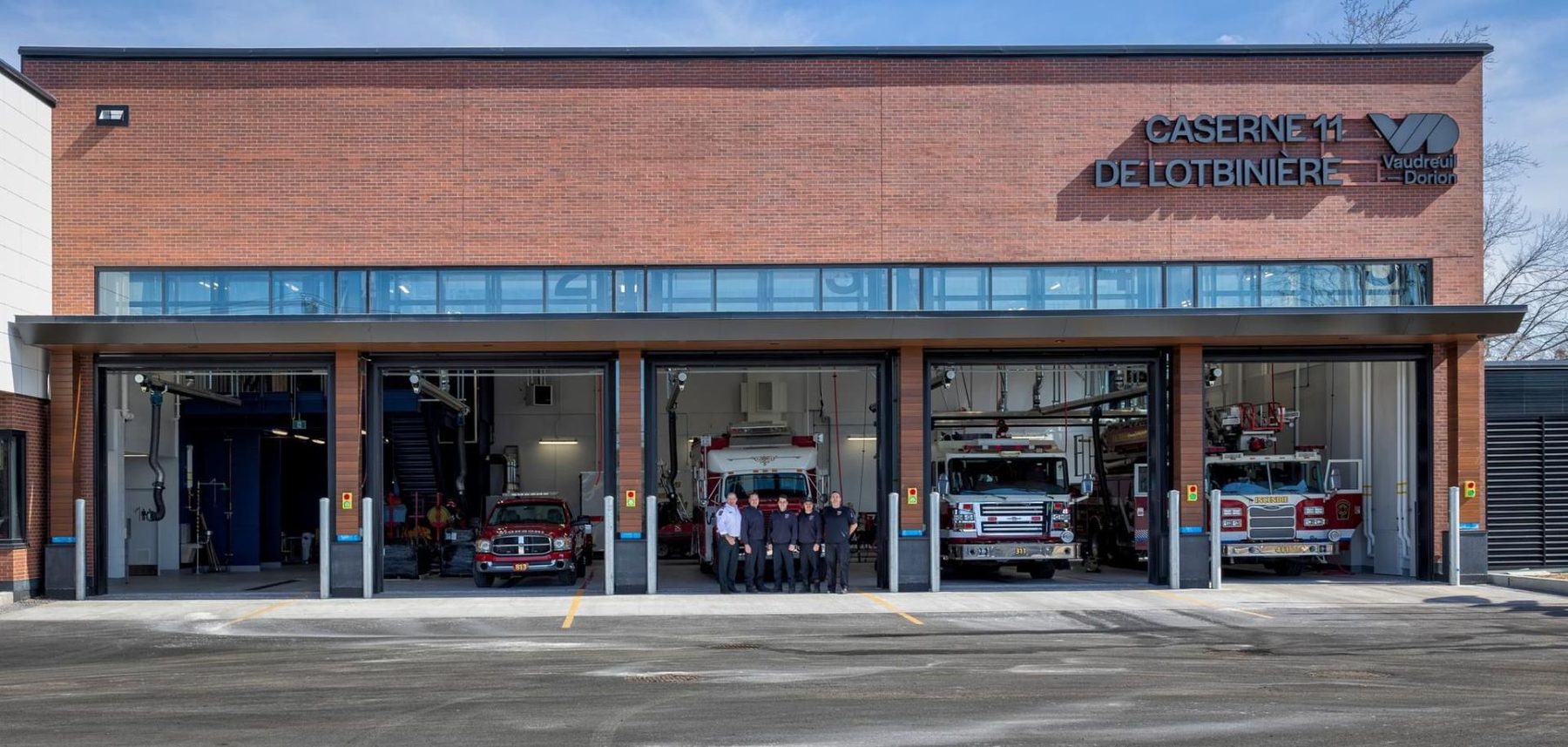 Caserne 11 de Vaudreuil-Dorion, portes de garage pleine vue ouvertes sur les camions de pompiers