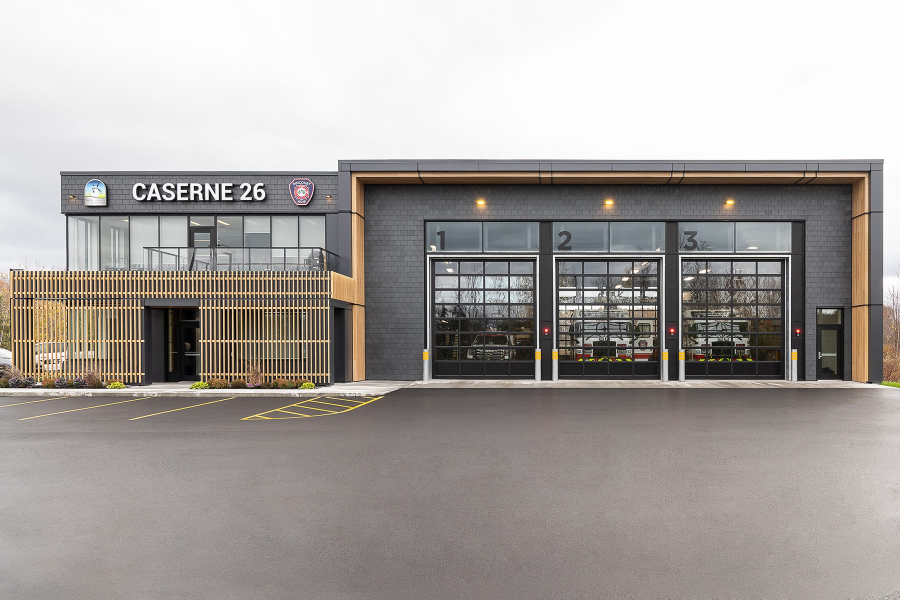 Caserne 26 de Notre-Dame-de-l'Île-Perrot et ses portes de garage pleine vue