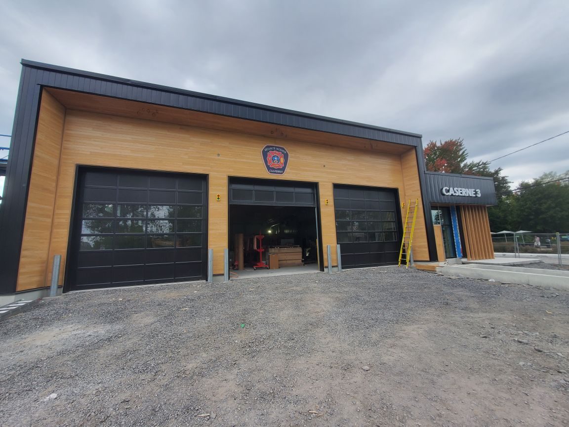 Caserne 3 de L'Île-Perrot, trois portes Garaga G-4400 noires de 14 × 14 pi