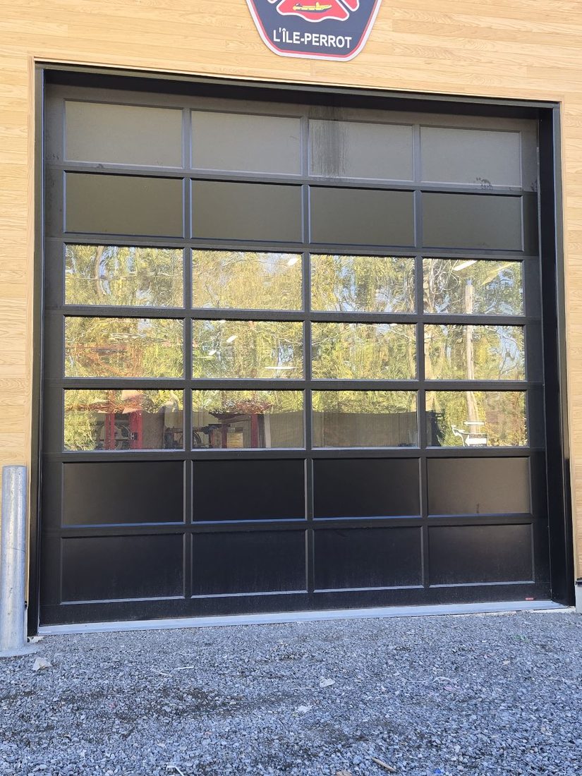 Porte pleine vue noire de la caserne de L'Île-Perrot