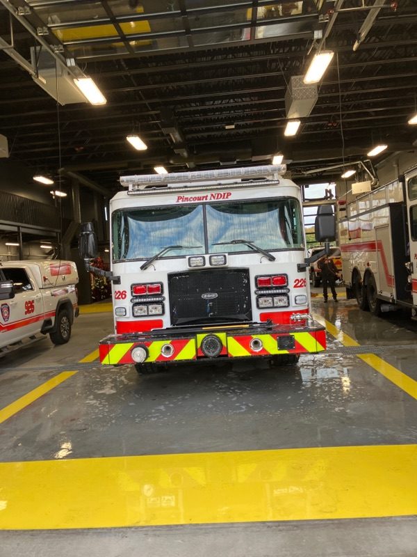 Camion de pompiers devant une porte pleine vue de la caserne de Notre-Dame-de-l'Île-Perrot