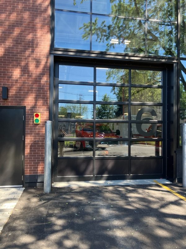Porte pleine vue Garaga G-4400 de la caserne 11 à Vaudreuil-Dorion